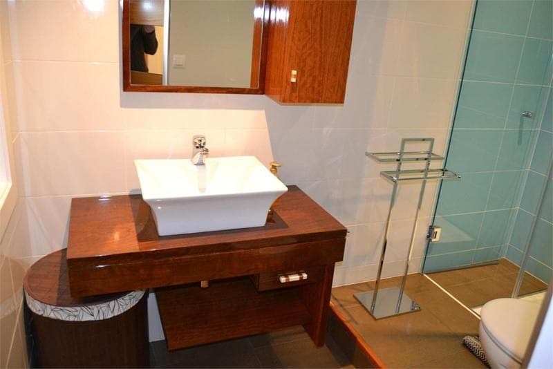 ¿Es correcto utilizar muebles de madera en baños?